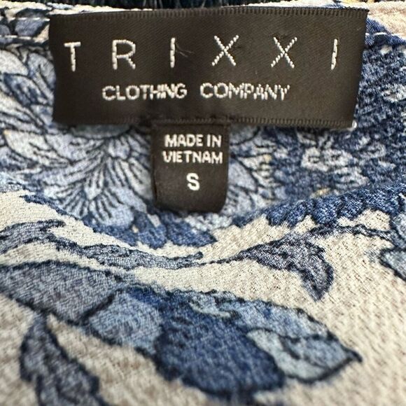 Trixxi Clothing surplice V Neck Tie Waist Floral Border Shorts Romper Blue Small - Picture 3 of 4